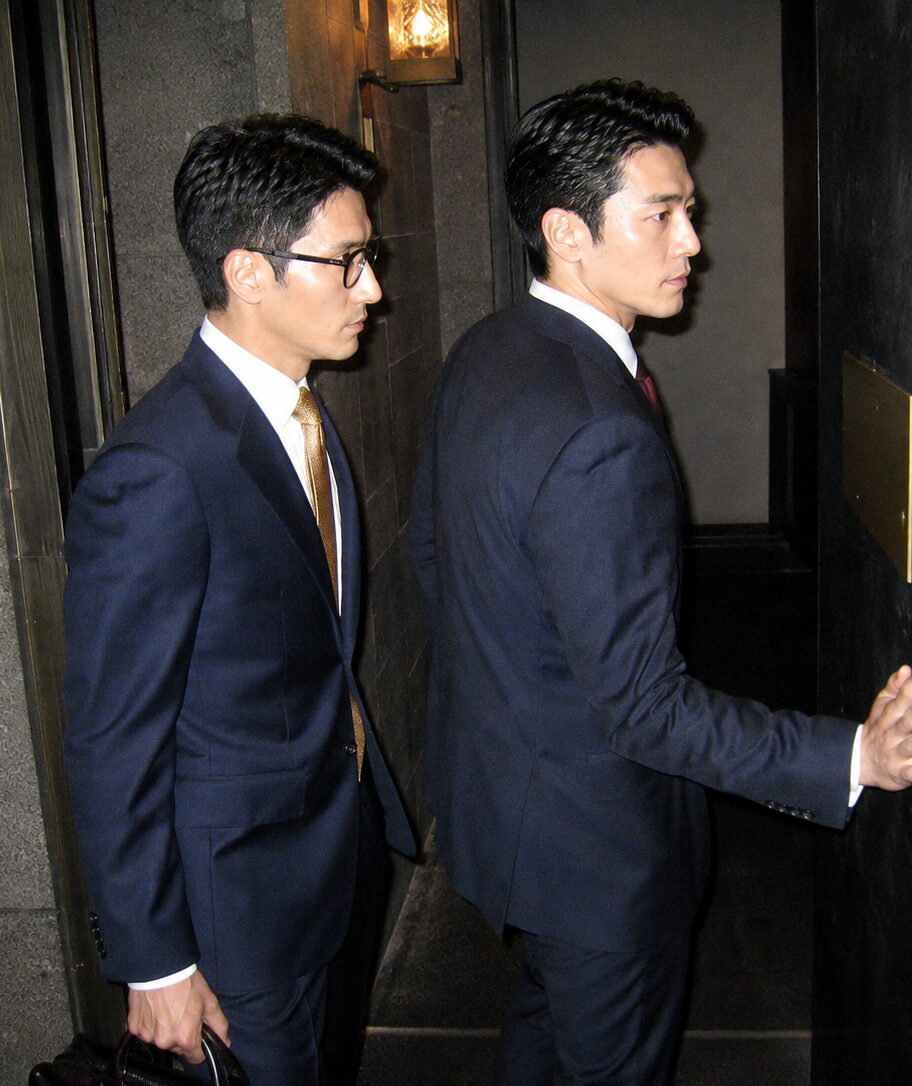 Jaewoo leads Yamaguchi through the door in Seoul, 2010